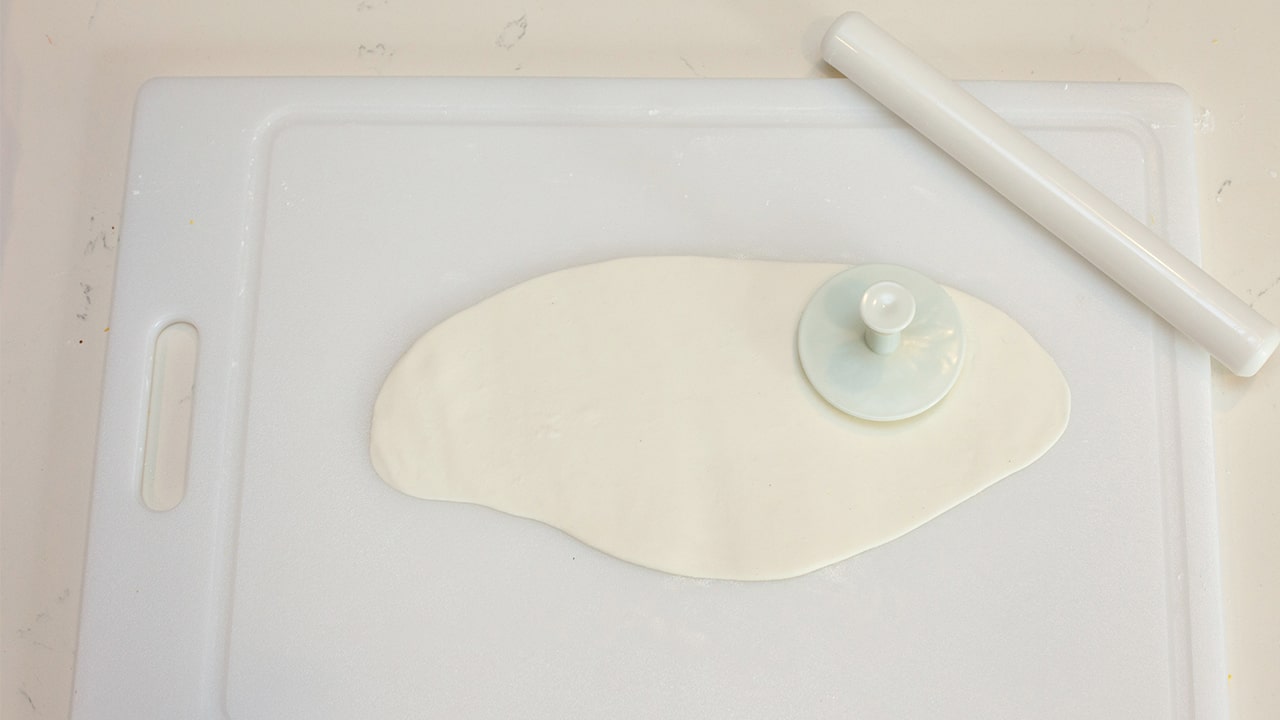 rolling out the fondant dough